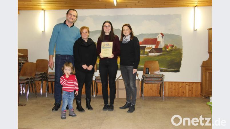 Vorsitzender Andreas Schatz und die beiden Jugendleiterinnen Anja und Katja Rehorz ehrten Elena Wesnitzer für zehnjährige Mitgliedschaft. Bild: ral