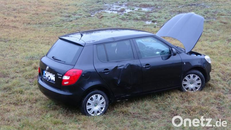 Ein junge Frau landet am Donnerstagvormittag mit ihrem Auto neben der Autobahn. Bild: Peter Nickl
