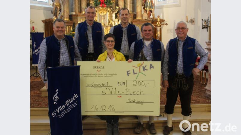 Vils-Blech unterstützt Flika mit einer Spende (von links): Hans-Jürgen Weiß, Reinhard Wiesmeth, Michaela Leitl, Josef Göttlinger, Thomas Kirchner und Hans Nettl. Bild: exb