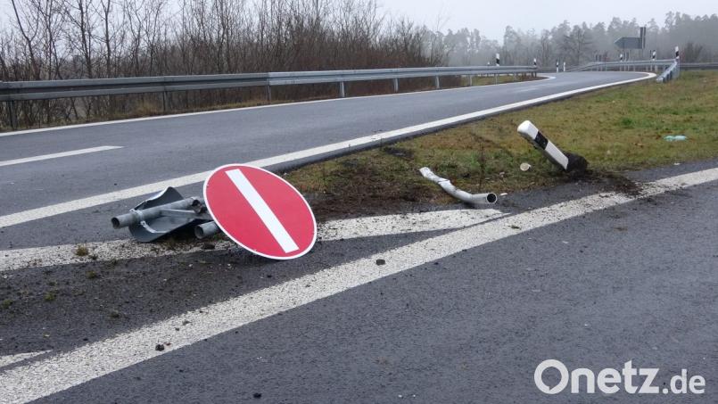 Ein junge Frau landet am Donnerstagvormittag mit ihrem Auto neben der Autobahn. Bild: Peter Nickl