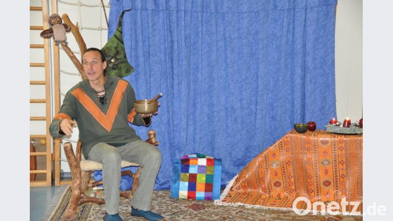 Märchenerzähler Olivier Machander begeistert die Buben und Mädchen des Kinderhauses Mobile mit seinen Geschichten und auch mit seiner Körpersprache. Bild: ak