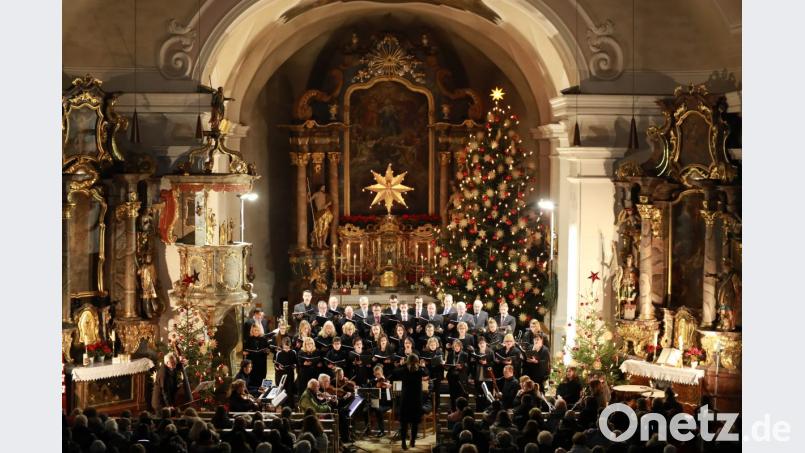 Der katholische Kirchenchor mit dem Kirchenorchester unter der Leitung von Stefanie Rüger. Bild: njn