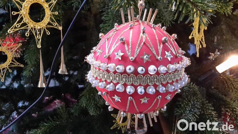 Ein echter Hingucker sind die zahlreichen reich verzierten Christbaumkugeln. Bild: mng