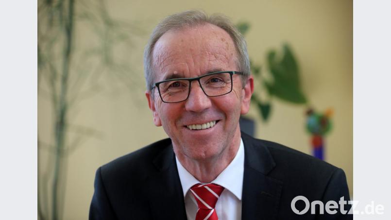 Mit zwei lachenden Augen: Werner Dürgner geht zum Jahresende als Vorstand der Sparkasse Amberg-Sulzbach in den Ruhestand. Bild: Wolfgang Steinbacher