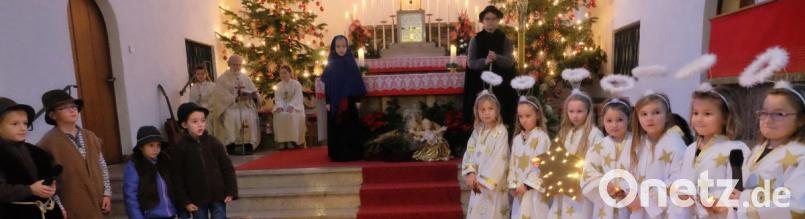 Integriertes Krippenspiel zur Kindermette in der St.-Barbara-Kirche Stulln mit Pfarrer Heinrich Rosner als Zelebrant. Die Engel verkünden die Frohbotschaft und die Hirten kommen zur Krippe. Bild: ohr