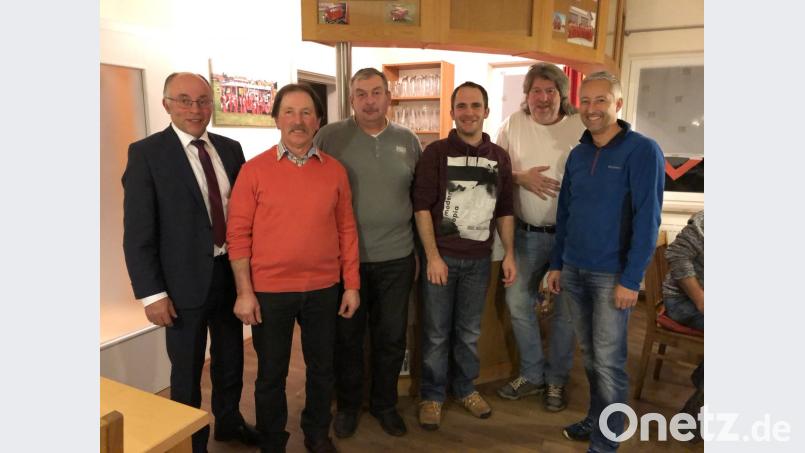 Mit Sebastian Müller (3. v.re) und Johannes Schinner (4.v.re.) hat der Wasser- und Bodenverband Speinshart-Seitenthal ein neues Führungsduo. Geschäftsführer bleibt Stefan Schedl (re). Nach langjähriger Tätigkeit an der Verbandsspitze verabschiedete Bürgermeister Albert Nickl Vorstand Alfons Höllerl und 2. Vorstand Hans Trassl (von links). Bild: do