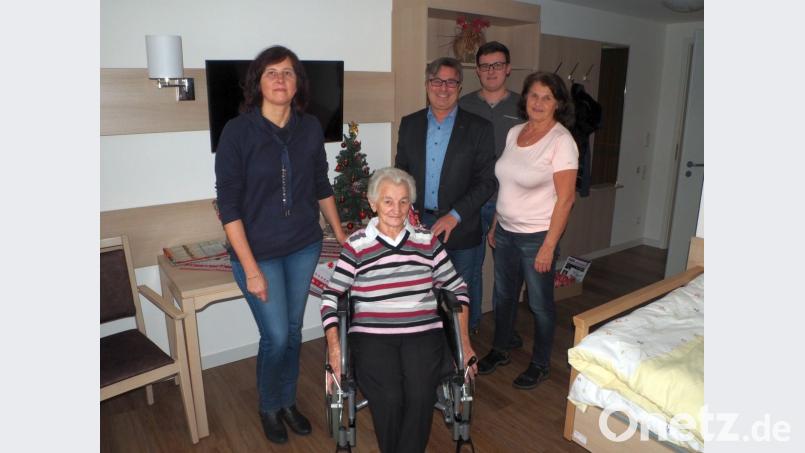 Bürgermeister Reiner Gäbl überbringt Berta Demleitner im Beisein von Maria Klug, Christoph und Ilona Demleitner (v.r.) die Weihnachts- und Neujahrsgrüße der Gemeinde. Bild: gz