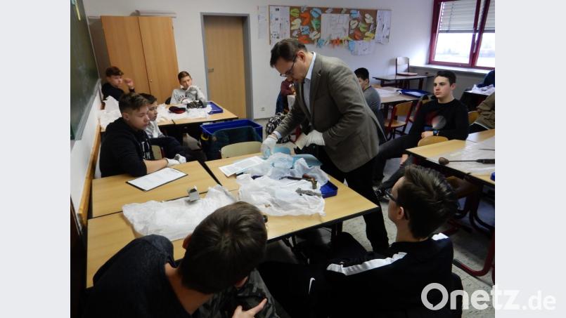 Tobias Hammerl vom Abensberger Stadtmuseum packt vorsichtig einige Stücke aus. Bild: exb