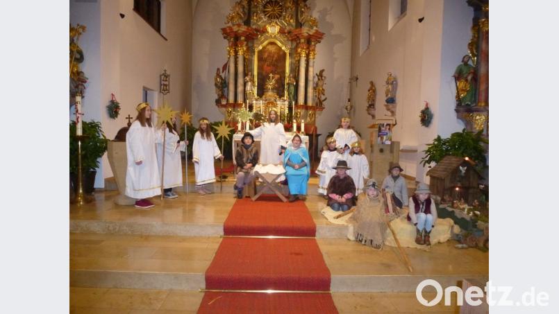 Die Kinder erzählen die Weihnachtsbotschaft in einem Krippenspiel nach. Bild: bk
