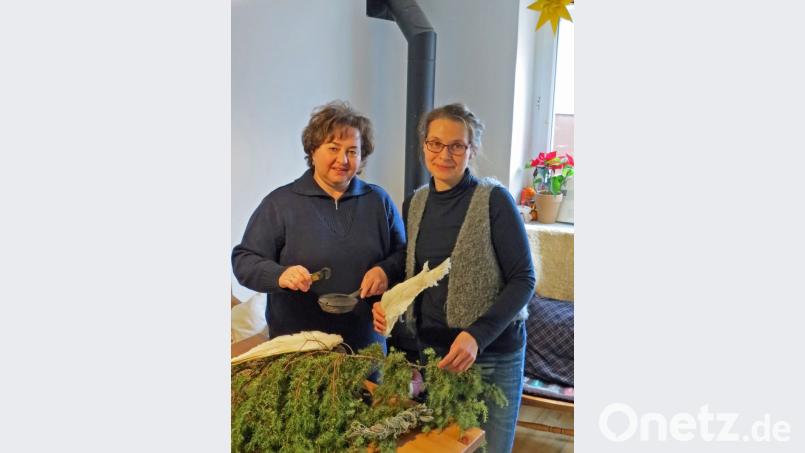 Die zertifizierten Kräuterführerinnen Cornelia Stahl (links) und Susanne Lehner (rechts) mit traditionellen Räucherpflanzen für die Rauhnacht am Freitag, 4. Januar in Tirschenreuth. Bild: exb (Susanne Lehner)