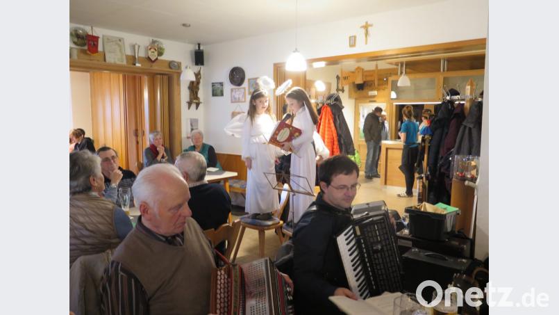 Alle freuen sich über den Auftritt von Lina Schwarzbauer und Sophia Sporrer (von links) als Weihnachtsengel. Bild: jzk