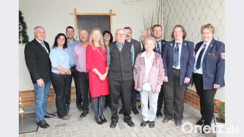 Franz Seidl (Mitte) genießt die Feier zum 80. Geburtstag. Bild: pi