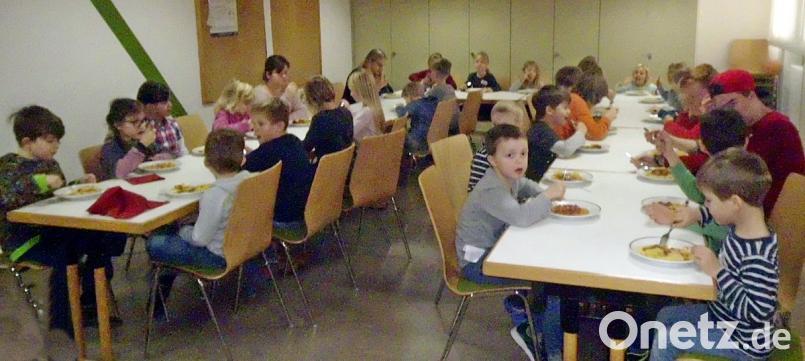 Hunger haben alle Kinder nach den zahlreichen Aktivitäten, die das Warten auf die Bescherung verkürzen sollen. Bild: zer