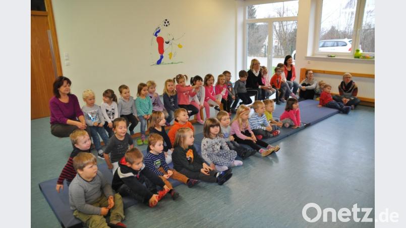 Märchenerzähler Olivier Machander begeistert die Buben und Mädchen des Kinderhauses Mobile. Bild: ak