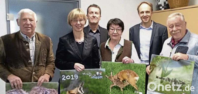 Die neuen Schulkalender präsentierten (von links) Franz Erras (Bayerischer Jagdverband), Beatrix Hilburger (Fachliche Leitung Schulamt), Gerald Haas (Schulrat), Lore Kaiser (Bayerischer Jagdverband), Stephan Tischer (Schulrat) und Gerhard Doerfler (Fischereiverein Amberg). Bild: exb