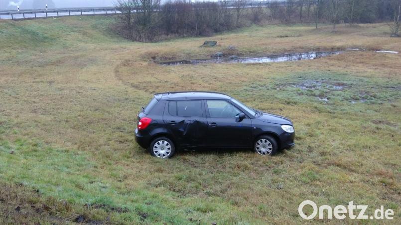 Eine junge Frau landet am Donnerstagvormittag mit ihrem Auto neben der Autobahn. Bild: Peter Nickl
