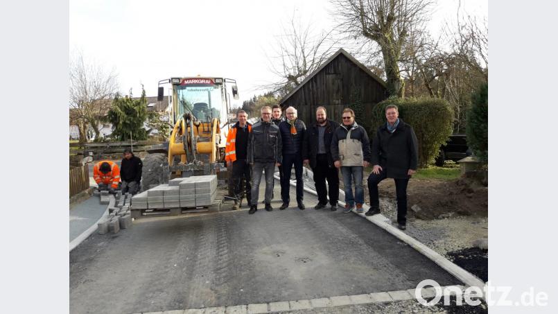 Sichtlich zufrieden sind mit dem Ablauf der Baumaßnahmen (von links) Polier Stefan Veigl, Bauleiter Michael Feith, Bauleitungsassistent Dominik Schultes, Bürgermeister Bernhard Lindner, Udo Hartmann (Ing.-Büro Renner und Hartmann Consult), Ortssprecher Alfons Lingl und Dipl.-Ing. Reinhold Standecker (Ing.-Büro Renner und Hartmann Consult). Bild: ibj