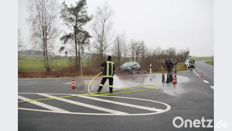 Die Feuerwehr reinigt die Einfahrt nach Kaltenbrunn. Bild: jma