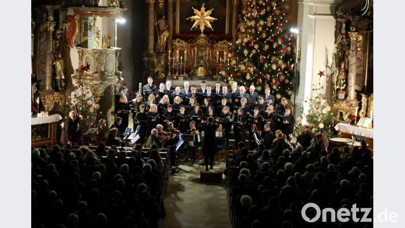 Der katholische Kirchenchor mit dem Kirchenorchester unter der Leitung von Stefanie Rüger. Bild: njn