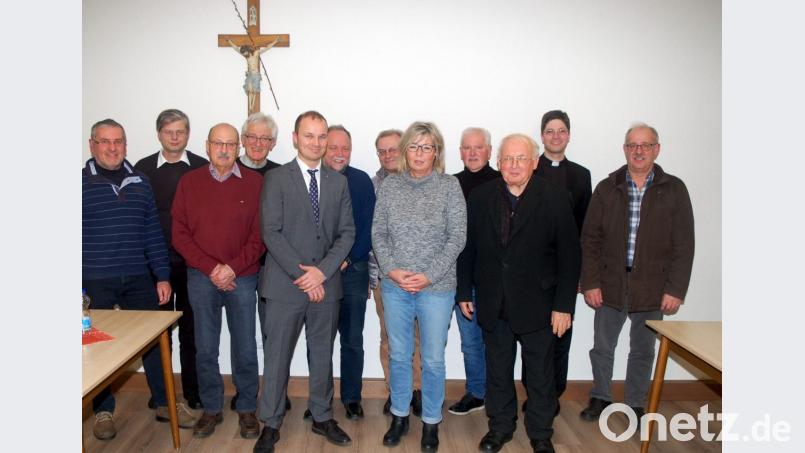 Daniel Bronold (Fünfter von links) aus Tännesberg ist neuer Geschäftsführer. Pfarrer Gerhard Schmidt (Dritter von links) und Kassier Franz Kaas (Mitte) informieren über die Arbeit der Caritas. Bild: fjo