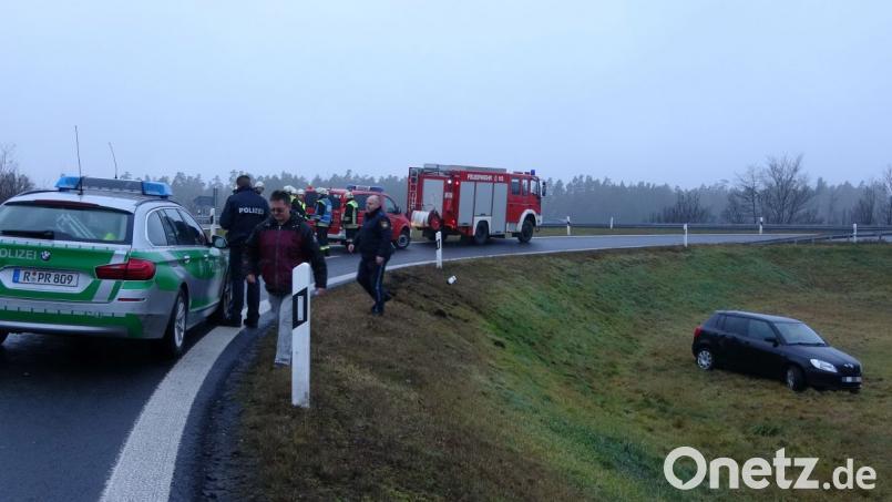 Ein junge Frau landet am Donnerstagvormittag mit ihrem Auto neben der Autobahn. Bild: Peter Nickl