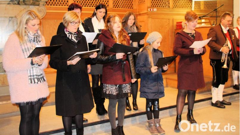 Die Kinderschola und Mitglieder von Corde vobiscum singen bei der Kinderkrippenfeier. Bild: bjo