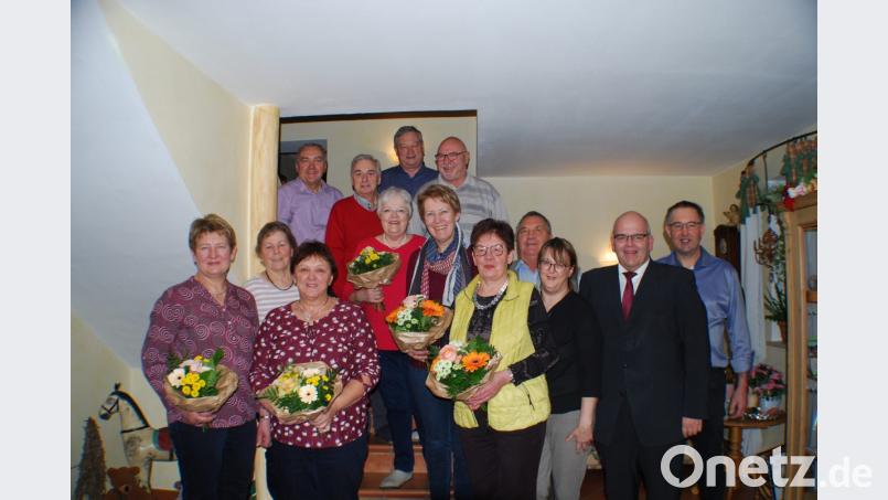 Die Gästegruppe aus Mittelfranken mit Bürgermeister Klaus Meyer (Zweiter von rechts) und den Gastgebern Alfons und Sigrid Schnurrer (Erster und Dritte von rechts). Bild: enz