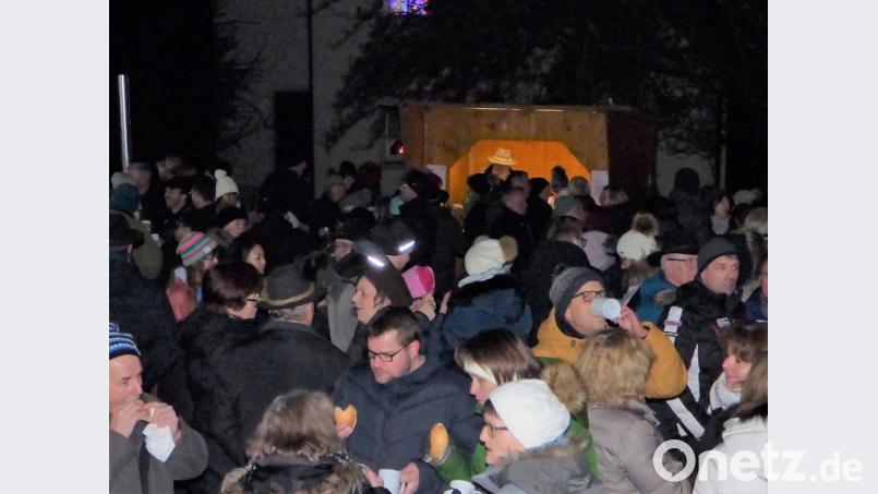 Da steckt Organisation dahinter: Kaum war der Gottesdienst zu Ende, stürmten die Besucher zu den Verpflegungsständen, um sich mit Bratwürsten, Glühwein oder Likör einzudecken. Kaum zu glauben, wie gut die Bewirtung des eingespielten Teams funktionierte. Bild: mng