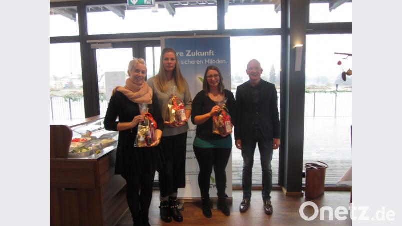 Für ihre langjährige Betriebszugehörigkeit erhalten Tanja Weiß, Sabine Kraus, Melanie Höfler (von links) Geschenke. Kewog-Geschäftsführer Bernd Büsching gratuliert. Bild: exb