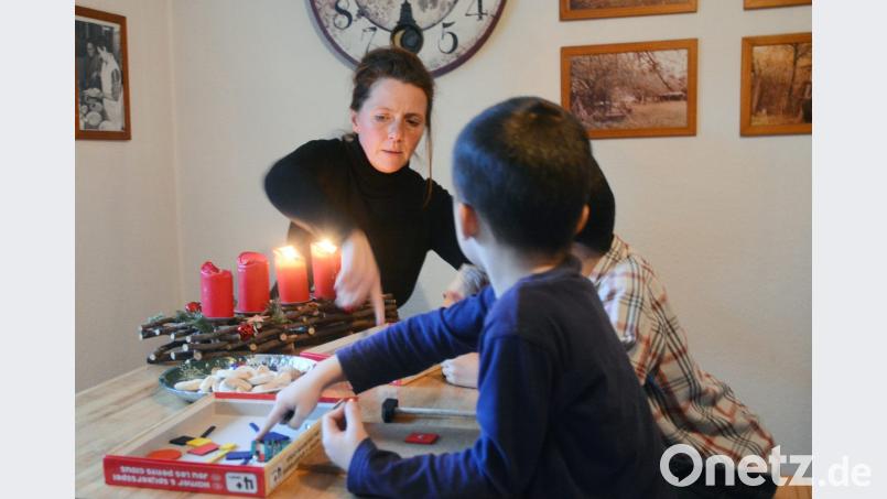 Spielen, Hausaufgaben machen, Wärmflasche auf den Bauch legen. Das sind die typischen Aufgaben einer Pflegemutter. Bild: Gabi Schönberger