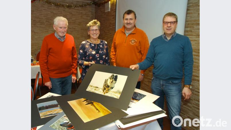 Technischer Leiter Manfred Bock (rechts) gratuliert Franz Kramlinger, Herta Schell und Markus Müller (von links). Die drei haben sowohl bei den Digitalaufnahmen als auch bei den Abzügen die besten Bilder beim Fotoklub eingereicht. Bild: nm