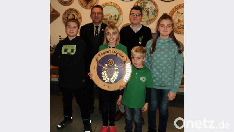 Mit einen 18,3 Teiler erringt Celine Benoist die Jugendscheibe; hinten links Jugendleiter Stefan Burger. Bild: ksi