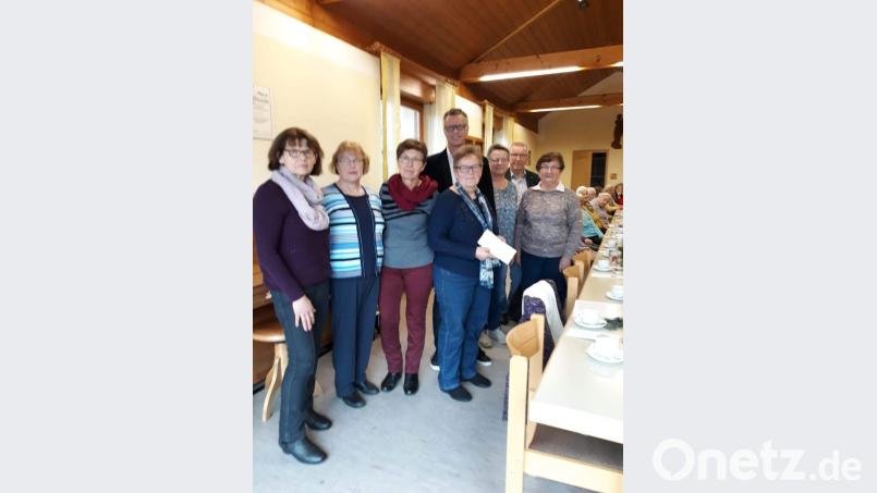 Bei der Jahresabschlussfeier des Seniorentreffs gibt es viel Lob für das Leitungsteam und einen 300-Euro-Scheck für die Vereinskasse (von links): Hildegard Siegert, Seniorenbeauftragte Gertrud Langhammer, Anni Regler, Bürgermeister Hermann Falk, Maria Ott, Marianne Wild, Stadtrat Rudi Wild und Maria Fruth. Bild: u