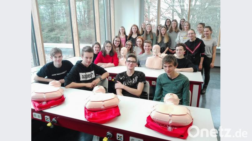 Die Schüler der Klasse 10b üben an den Mini-Anne-Puppen die Herz-Druck-Massage . Bild: exb