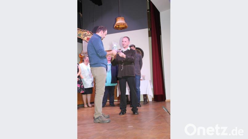 Stefan Pronold (links) erhielt zum Dank für seine Zuverlässigkeit von Spielleiter Thomas Gitter (rechts) ein Präsent. Bild: frd