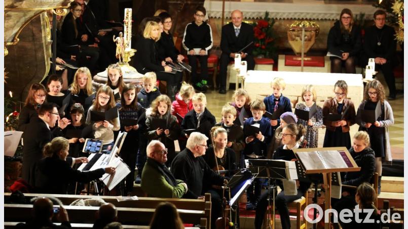 Die Cantemus Kids mit dem Grundschulchor aus Windischeschenbach unter der Leitung von Holger Popp (links an der Orgel) Bild: njn