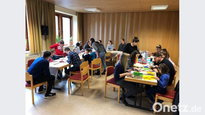 Die Flossenbürger Kinder warten gemeinsam auf das Christkind. Bild: cro