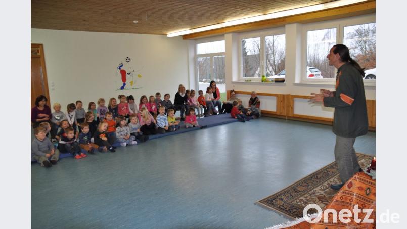 Märchenerzähler Olivier Machander begeistert die Buben und Mädchen des Kinderhauses Mobile mit seinen Geschichten und auch mit seiner Körpersprache. Bild: ak