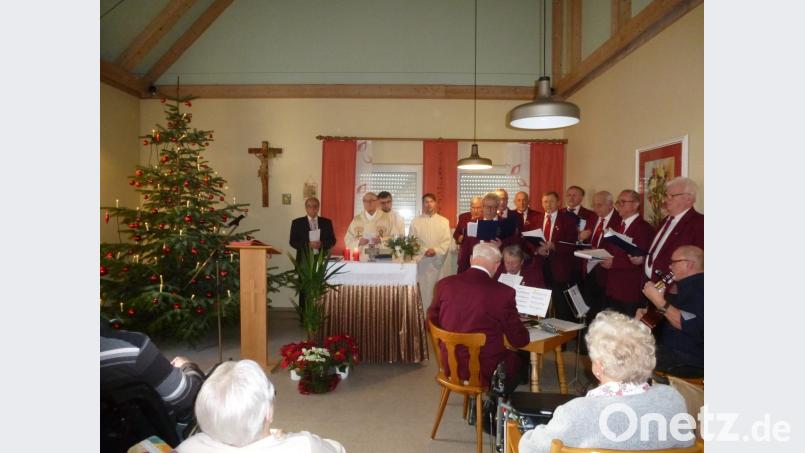 Weihnachtsfreude brachten Sänger und Saitenmusik aus Weiherhammer zum 21.Mal ins BRK-Heim Hammergmünd. Bild: bk