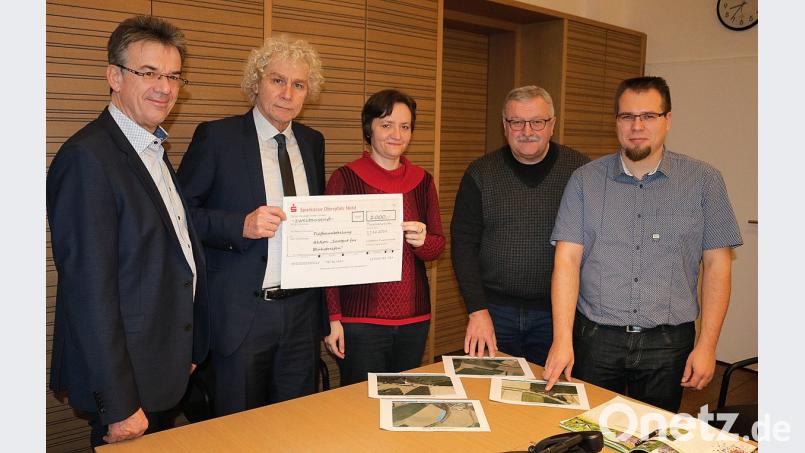 Insgesamt 2000 Euro haben die Mitarbeiter des Landratsamt gesammelt. Von links: Pressesprecher Walter Brucker, Landrat Wolfgang Lippert, Kreisfachberaterin Manuela Pappenberger, Heribert Hasenfürter und Martin Weiß von der Tiefbauverwaltung. Bild: Landratsamt Tirschenreuth/exb