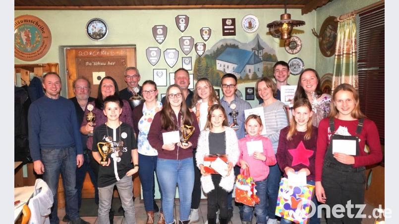 Der elfjährige Jakob Lukas (vorne links mit Kette und Pokal - Vierter von links) räumt bei der Königsfeier der Bayerntreuschützen mächtig ab. Der junge Sportschütze wird Jugendschützenkönig. Seine Schwester Julia Lukas (vorne Mitte mit Kette und Pokal) ist die neue Schützenkönigin und Veronica Riedl (Zweite von rechts) wird zur Schützenliesl gekürt. Bild: fvo