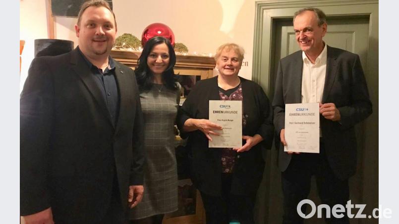 Mit den Jubilaren Angela Burger (Zweite von rechts) und Gerhard Schmelzer (rechts) freuen sich von links CSU-Ortsvorsitzender Mario Rabenbauer und die designierte Bürgermeisterkandidatin Margit Bayer. Bild: exb