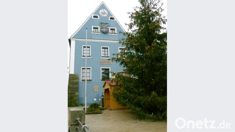 Der Jahreszeit entsprechend gilt auch für das Rathaus noch die Weihnachtsbotschaft "Macht hoch die Tür, das Tor macht weit". Ab 2. Januar 2019 sind die Türen mittwochs ab 12 Uhr geschlossen. Bild: rn
