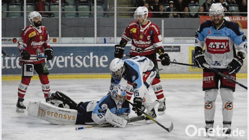 Goalie Daniel Filimonow hat die Scheibe, Verteidiger Valentin Bäumler sichert mit ab, Kapitän Ralf Herbst (rechts) kann aufatmen: Die Blue Devils gewannen am zweiten Weihnachtsfeiertag das Oberpfalzderby beim EV Regensburg mit 3:2 nach Verlängerung. Am Wochenende treffen die Weidener zwei Mal auf Tabellennachbar Höchstadter EC. Bild: gb