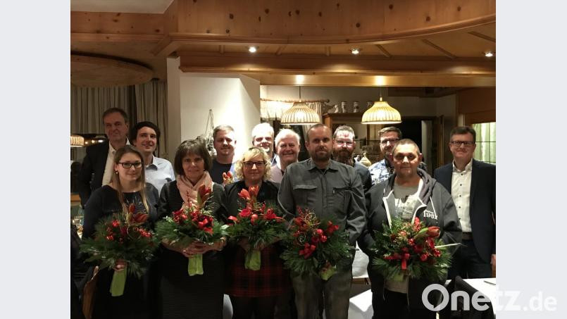 Verdiente Mitarbeiter ehrt die Firma Schmelzer bei der Weihnachtsfeier. Im Bild von links Geschäftsführer Gerhard Schmelzer, Kerstin Wührl, Peter Schmelzer, Renate Russ, Michael Geiger, Sabrina Pirner, Gerhard Kraus, Friedrich Schaller, Markus Beer, Markus Greger, Enrico Becker, Wolfgang Hohlstein, Geschäftsführer Helmut Keck. Bild: fpoz