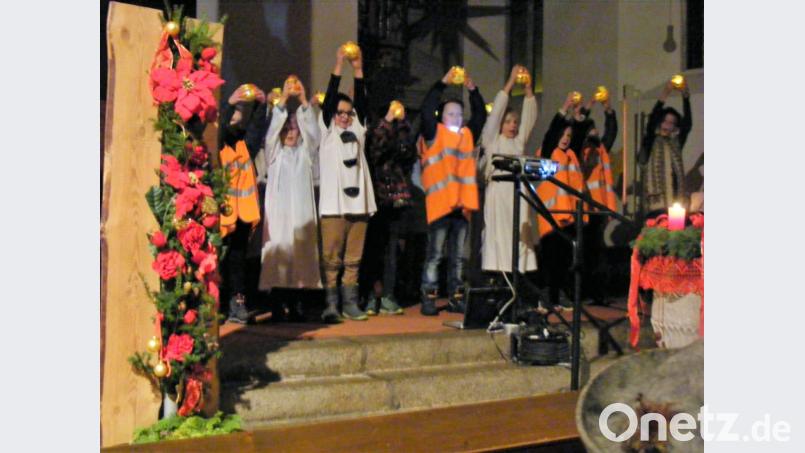 Das Bild zeigt die Klasse 3 b bei ihrem Lichtertanz. Jede Grundschulklasse hatte einen anderen Programmpunkt für die Weihnachtsaufführung in der evangelischen Kirche einstudiert. Bild: exb
