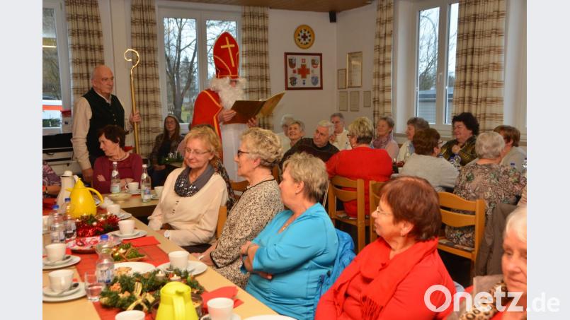 Christus geht auch am Heiligabend durch die Krankenhäuser. Für die Kranken scheint an Weihnachten ein Licht, aus dem sie Kraft schöpfen können. In der Krebsselbsthilfegruppe von Lotte Hofmann zog am vierten Adventssonntag im Rotkreuzhaus Ruhe und Besinnlichkeit ein. Der Nikolaus brachte Geschenke. Bild: dob