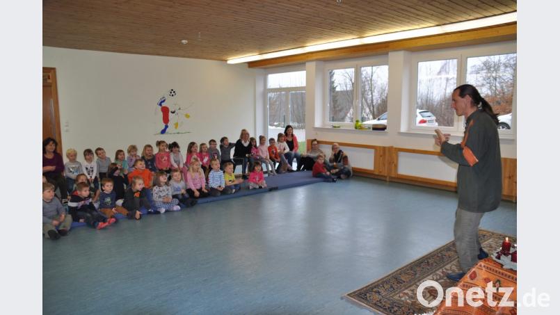 Märchenerzähler Olivier Machander begeistert die Buben und Mädchen des Kinderhauses Mobile mit seinen Geschichten und auch mit seiner Körpersprache. Bild: ak