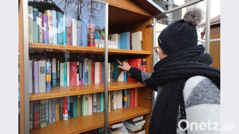 Wer Lesefutter braucht, kann im Bücherschrank auf dem Marktplatz stöbern. Bild: Gerhard Götz