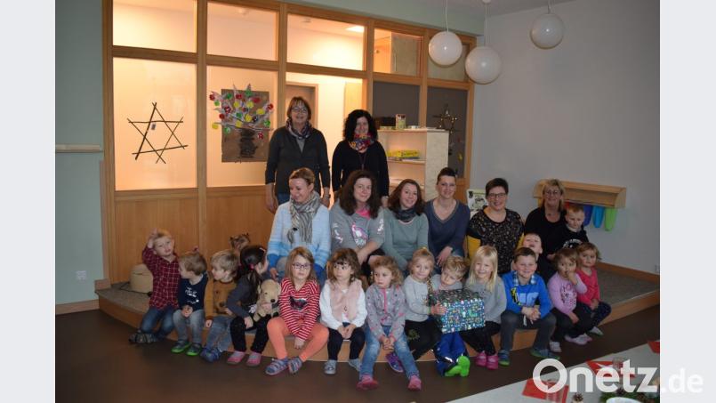 Mit einem Paket voll Märchenfiguren überraschte der Elternbeirat der Grundschule die Kinder vom Landkindergarten. Bild: bnr